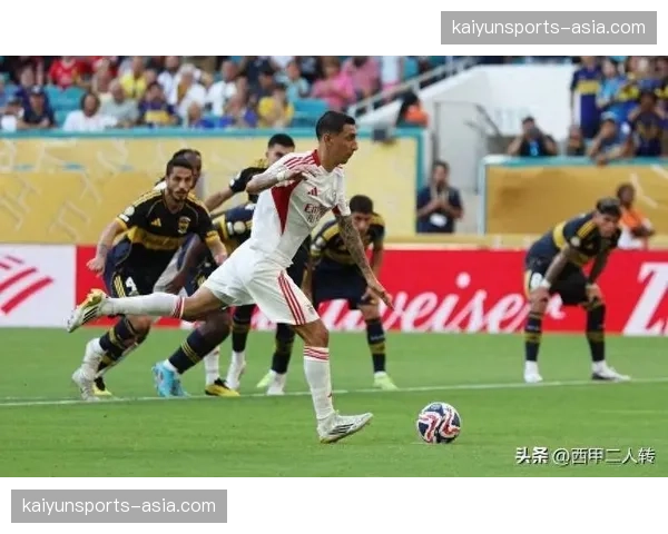 本菲卡球员因拖延发边线球被出示黄牌,该区域原本是其惯用传中发起区域 本菲卡球员因拖延发边线球被出示黄牌,该区域原本是其惯用传中发起区域