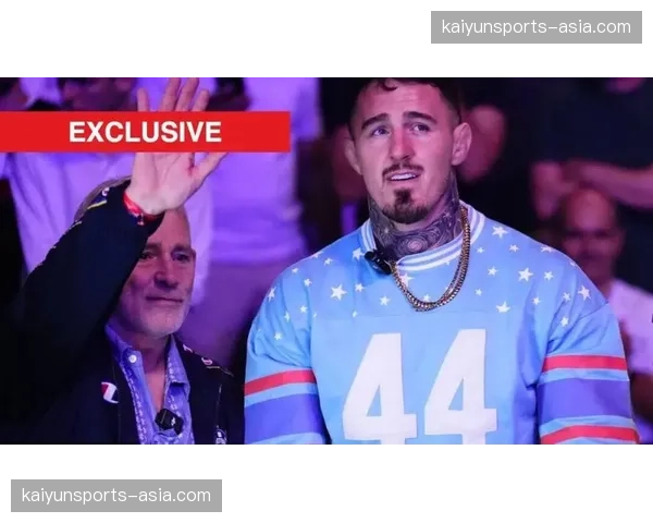 特写：第四回合结束铃响，鼻血直流的汤姆-阿斯皮纳尔对教练点头示意